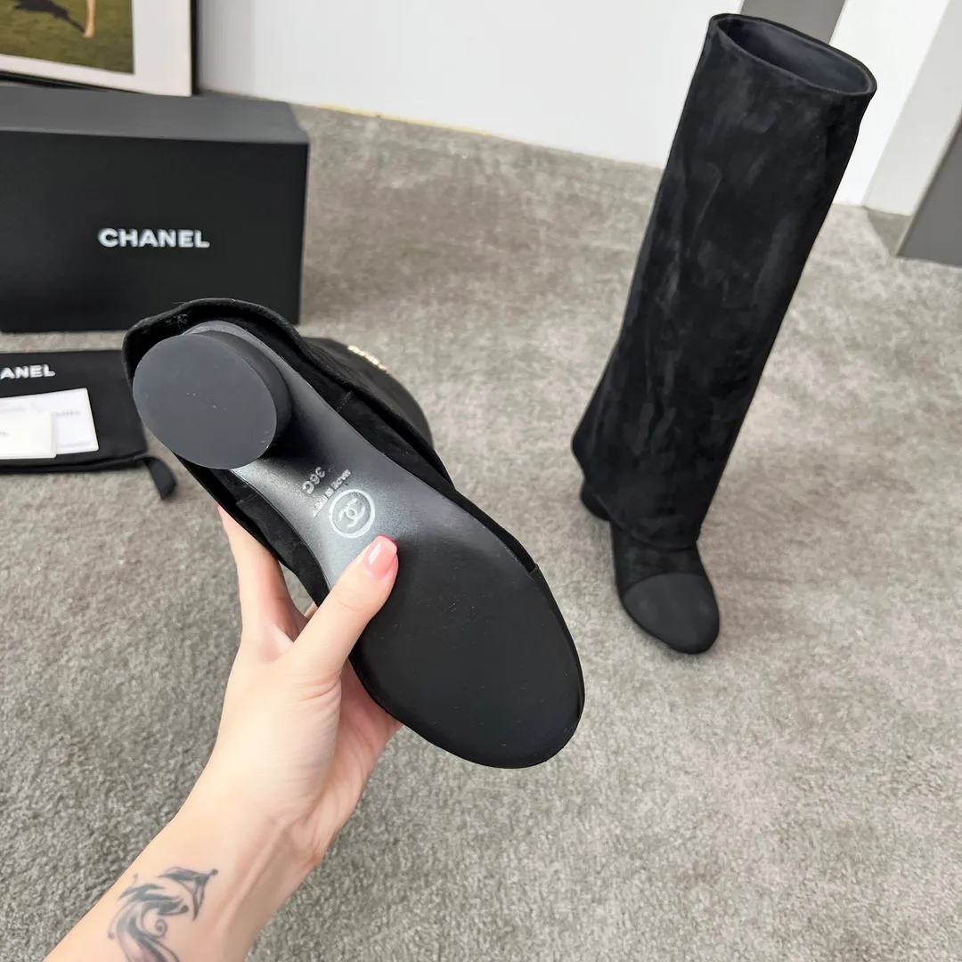 👟👟Ex-factory price 1000👟👟 High version of Chanel CHANEL, 🌞🌞🌞Xiaoxiang’s latest boots for autumn and winter 2025, a must-have item for this autumn and winter! ! Ms. Chanel loves simple yet irresistible combinations to show her unique style. Mix and match freely to shine⚡Follow Grandma’s fashion steps! ! ! The top-notch craftsmanship and texture are perfectly presented. No matter any details, you can compare them with the counters. The best quality products can be entered and exited from the counters at will! ! ❶Material: imported cowhide/sheep leather ❷Inner lining: cowhide lining ❸Foot pads: cowhide lining ❹Outsole: original Italian leather outsole ❺Heel height: 5.5cm ❻Boot shaft height: 15 inches ❼Number: 35-40 (40 and 41 are customized and non-refundable)